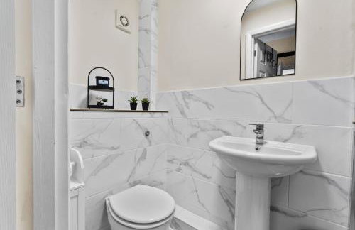 KingstonUponThames Contractor Sleeps8 Parking - Photo 6
