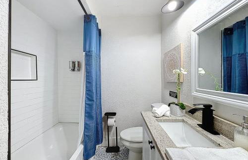 Newly Renovated | Minutes to Riverwalk & Beaches | Tampa Heights - Foto 12