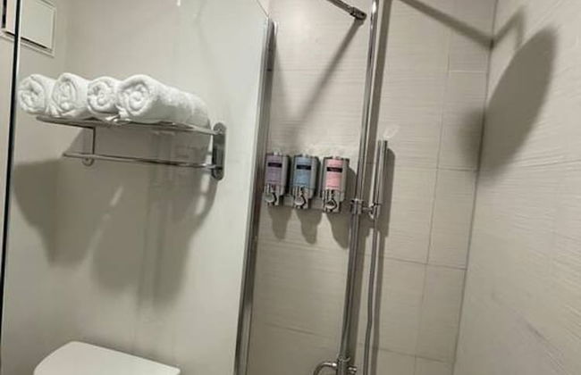 Newly Room in Cozy Hotel With Super Location Parks - Foto 13