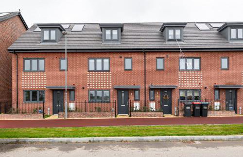 Spacious Milton Keynes Townhouse 2 Designated Parking Spaces Near Centre MK, MK Bowl, Universal Studios & Transport Links Ideal for Families & Contractors - Foto 1