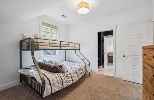 Walk to 12 South and Restaurants with Garage and Golf Simulator - Foto 12