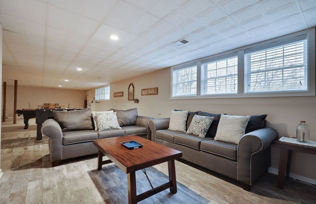 The Nest at Pinecrest by Avantstay Hot Tub Spacious Deck Game Room Fire Pit - Foto 25