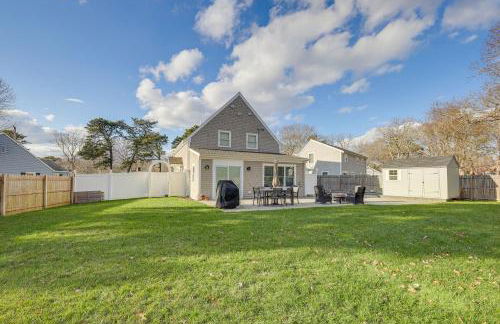 Patio and Fire Pit Retreat 2 Mi to Cape Cod Beaches - Foto 3