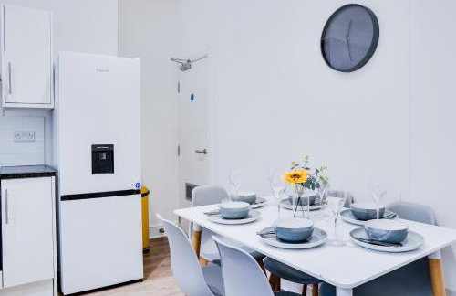 Spacious 4 Bedroom house near Leeds CC - Foto 22