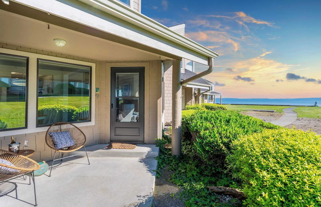 Beachcomber's Bliss by Avantstay Steps to the Beach Ocean Views - Photo 1