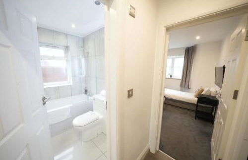 HEATHROW AIRPORT apartments-FREE parking-Free underground to and from Heathrow-30 min central London - Foto 55