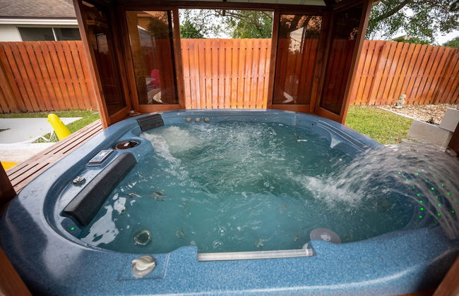 Gorgeous Urban Oasis W/hot Tub, Heated Pool And Private Movie Theater 3 Bedroom Home by RedAwning - Foto 48