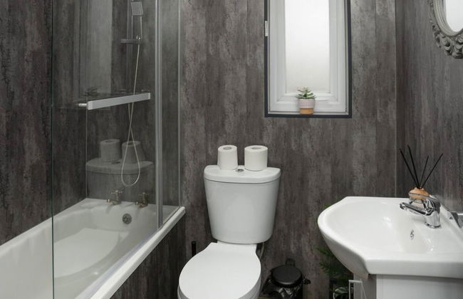 2-bed Flat, Wishaw, Free Parking, Family-friendly - Photo 11