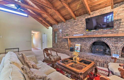 Grand Valrico Home with Deck, Fire Pit and Yard! - Foto 5