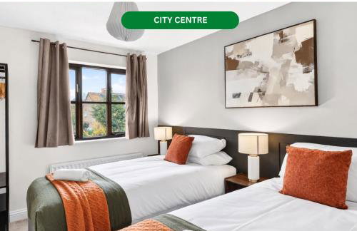 Detached House - Prime Location - Free Parking, Fast Wifi and Smart TVs with Sky TV and Netflix by Yoko Property - Foto 1