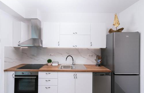 Aphrodite Luxury Accommodation - Photo 23