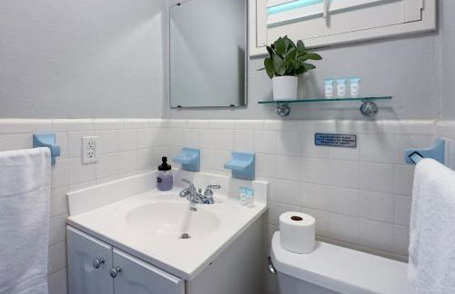 Spacious 3-Bedroom Villa with Heated Saltwater Pool and Fenced Yard in Oakland Park - Foto 57