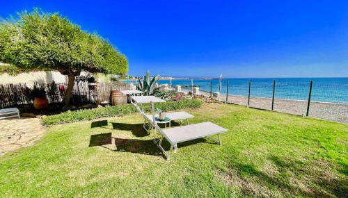 Paradise Beachfront Villa, Porto Columbu, Sardinia - Foto 3, Garden, Garden view