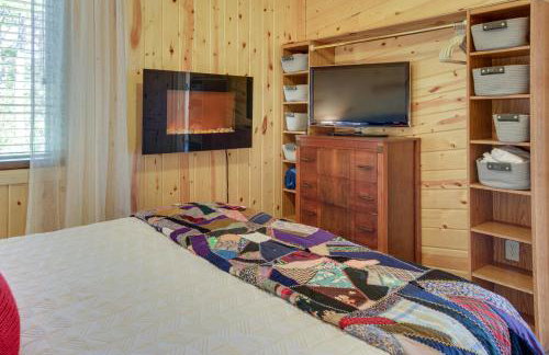 Lakefront Paradise with Private Boat Dock and Patio - Foto 17