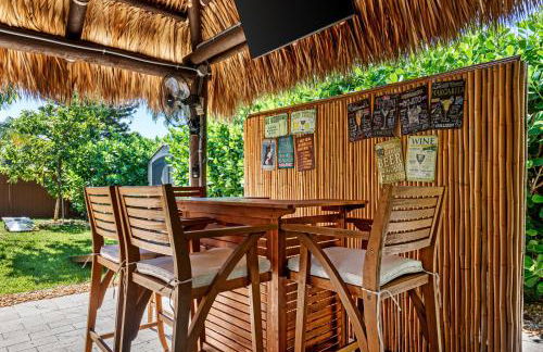 Boho Tiki Villa w Heated Saltwater Pool, King Beds & 6TVs - Photo 55