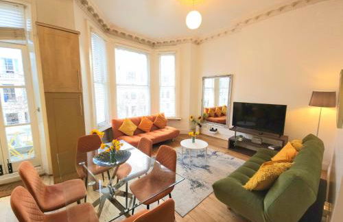 Charming Home with Private Balcony, on 1st floor, with 2 Bathrooms, 3 min walk to Earl's Court Station - Photo 3