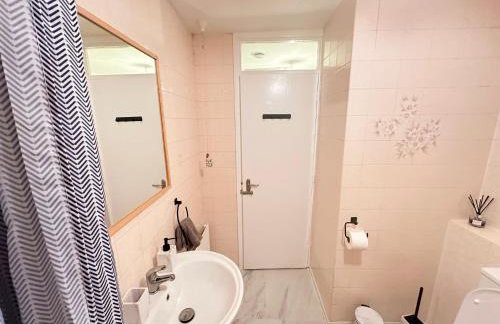 Spacious Luton Airport Accommodation - Perfect for Contractors, Families, Tourists & Long Stays - Foto 31