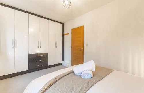 Heathrow House with Parking - Sleeps 5 near M25, Virginia Water, Thorpe Park & Legoland, Mid To Long Term Bookings Welcome - Foto 6