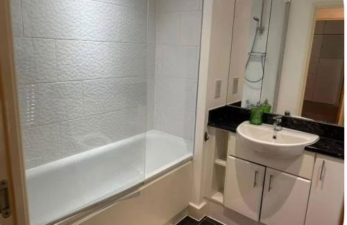 Central 1-Bed Apt for 4 Close To Transport Shops - Foto 24