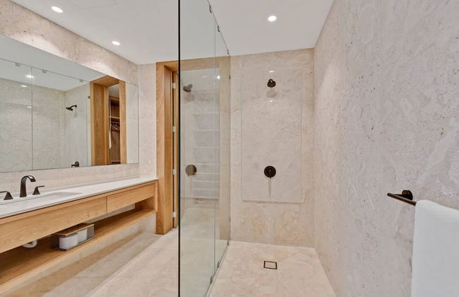 Modern 7BR Villa w Stunning Views of Golf Course - Photo 26