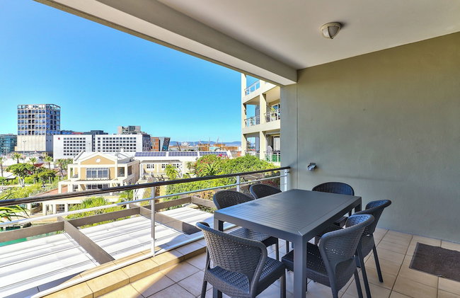 Luxury Three Bedroom Apartment - Fully Furnished and Equipped - Photo 7
