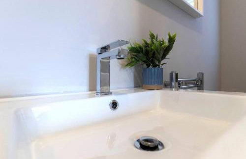 Pass the Keys 4-Bed Home with Garden Parking Near Durham - Foto 27