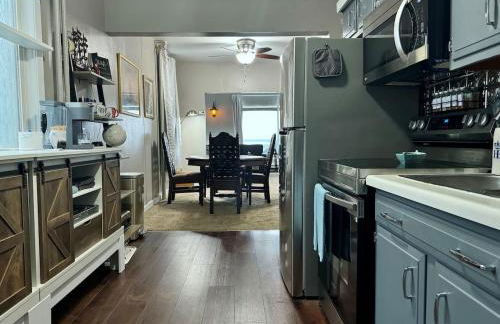 Comfy, Close to Downtown with Lake & Lift Bridge Views - Foto 10