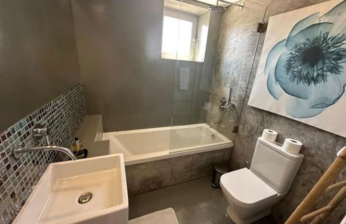 Renovado com AC, 2 WC completos, terraço e garagem - Foto 9