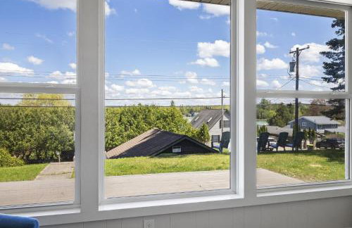 Beautiful Torch Lake House with Beach Access home - Foto 12