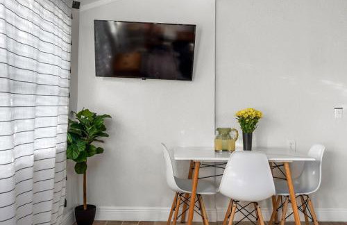 MODERN - Mins to Beach - Walk to Downtown - Free parking - Foto 12