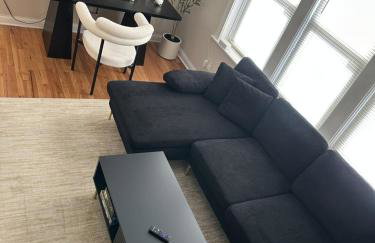 Sleeps 22 • Modern Multi-Unit • Gym • Workspaces - Photo 9