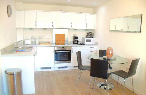 New Central Woking 1 and 2 Bedroom Apartments with Free Gym, close to Train Station - Photo 21