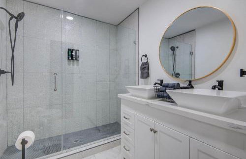 4-BD Mid-Modern Century with Firepit & Playground - Foto 19