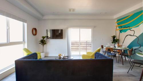 Luxury Townhome with Gated Parking and Private Balcony - Foto 5