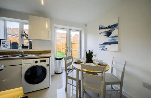 3 BedRoom house, Sleeps 6 with Full Kitchen, Garden and Free Parking - FREE Wi-Fi near Milton Keynes Bowl - Foto 26