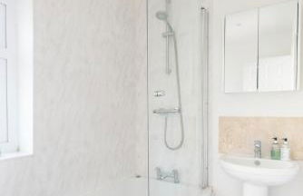 Stillness Cottage - Secluded Hut with a Private Hot Tub - Photo 10