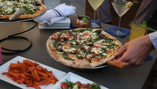 Waterfront Retreat with Private Dock and Fire Pit, Sleeps 8, Outdoor Dining, Spa-Style Primary, Gourmet Kitchen with Dual Dishwashers, Gas Fireplace, River Views, Bright Open Layout, Central AC, Perfect Coastal Escape for Families, 24 Hr Hospitality - Foto 2