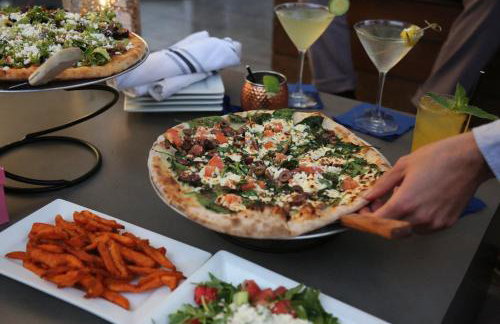 Waterfront Retreat with Private Dock and Fire Pit, Sleeps 8, Outdoor Dining, Spa-Style Primary, Gourmet Kitchen with Dual Dishwashers, Gas Fireplace, River Views, Bright Open Layout, Central AC, Perfect Coastal Escape for Families, 24 Hr Hospitality - Foto 2