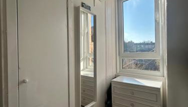 Bright bedroom with king side bed and share bathroom - Foto 3