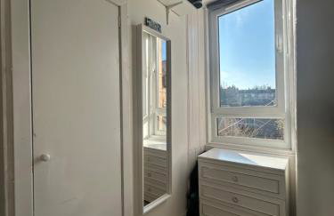 Bright bedroom with king side bed and share bathroom - Foto 3