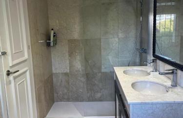 Nice villa with a garden - Photo 21