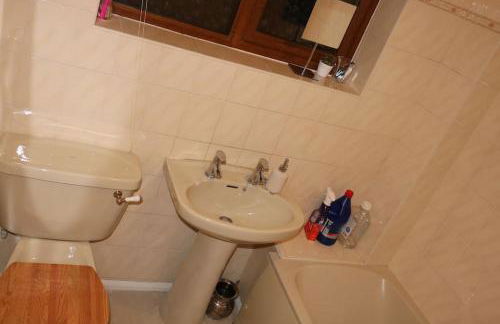 Entire -4 Bedrooms Detached House with Driveway - Foto 21