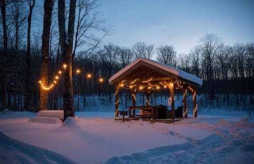 Secluded 2BR Cabin w Hot Tub, Pond, Trails, WiFi - Foto 9