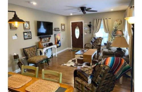 StockYards!-1 block away ! Cowboy Cottage sleeps 9 - Foto 12