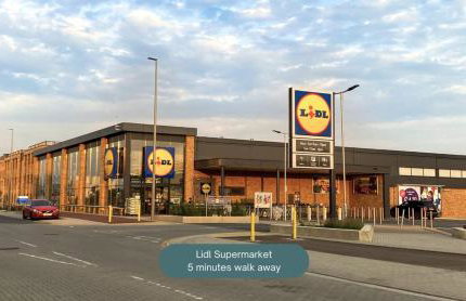 Detached House in Brooklands - Prime Location - Driveway Parking, Self-Check-In, Fast WiFi and Smart TV by Yoko Property - Foto 37