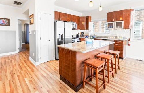 ❤️ The Top End Townhomes with Stunning Views On One-Of-A-Kind Rooftop Deck! WOW! - Foto 9