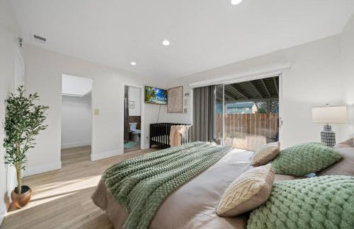 Entire Private Home with 4 Bedrooms 2 Bathrooms, Hot Tub, King Bed, 80 TV, Gated Yard, Ranch Style, Available Now - Foto 11