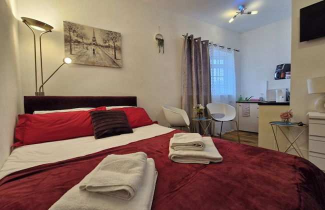 Seaside Bliss Apartment for Style and Comfort - Photo 3