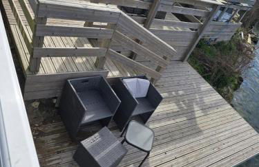 Lakeside Holiday Home with Hot Tub - Foto 3