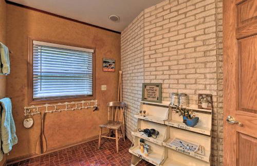 Spacious Lakehouse with Deck, Kayaks, and Dock! - Foto 20